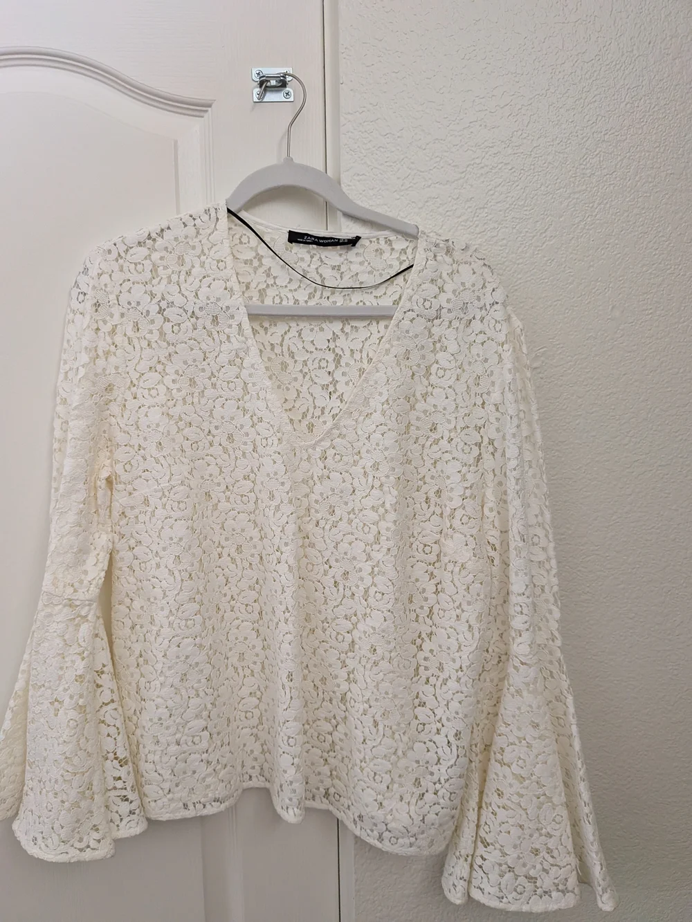 Zara Cream Floral Lace V-Neck Bell Sleeve Blouse (Size XL) - Flawless!!